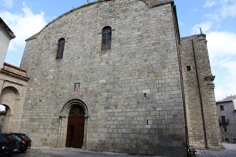 1280px-Tempio_Pausania,_chiesa_di_San_Pietro_(01)