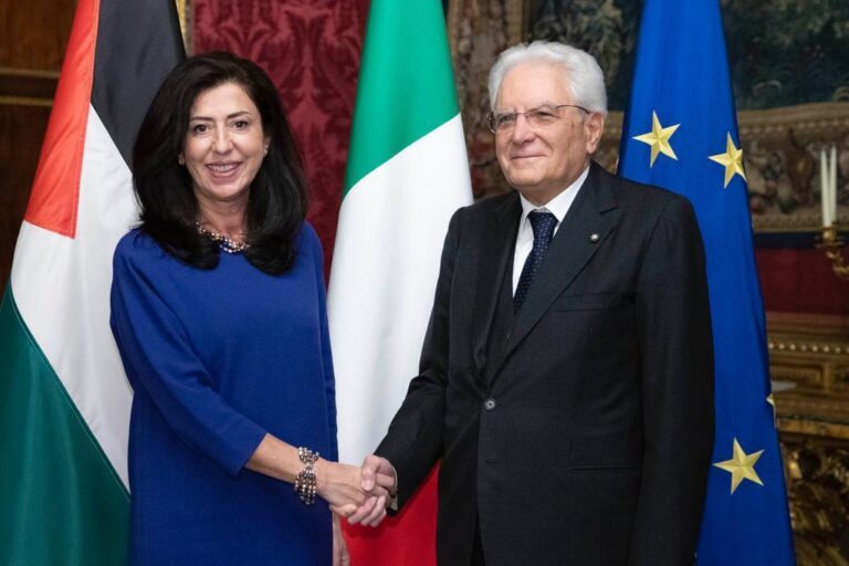Abeer Odeh ambasciatrice della Palestina in Italia e il presidetne Sergio Mattarella
